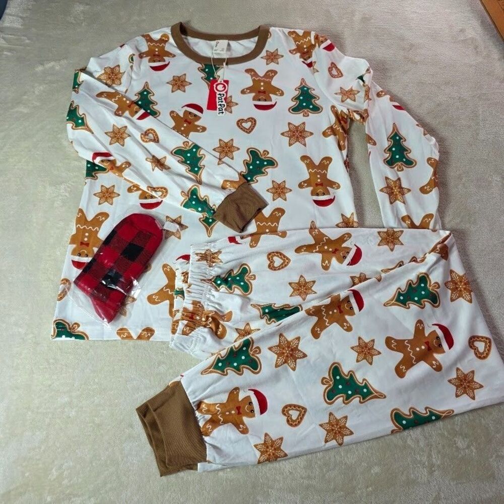 Christmas Long Sleeve Shirt/Jogger Sleep Pants w/Socks Gift Giving Presents NWT